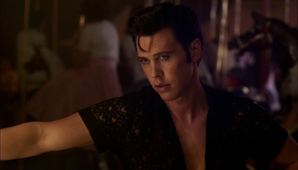 Cena do filme "Elvis", interpretado por Austin Butler