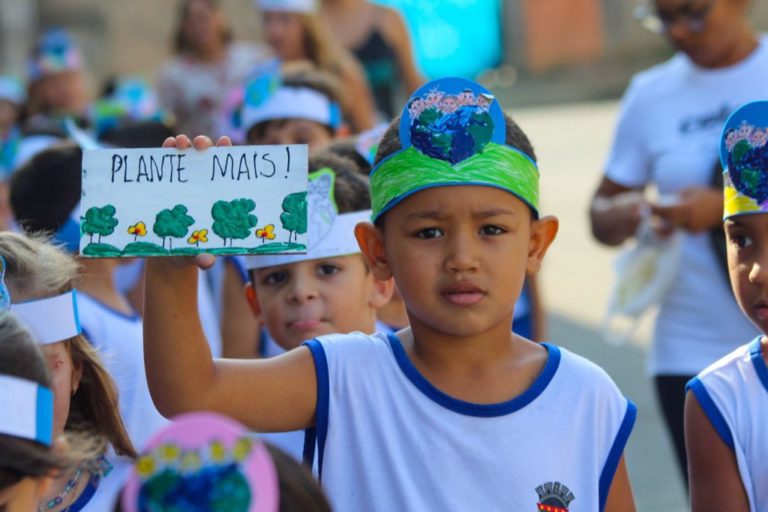 Alunos de escola do Palmital realizam passeata para alertar população sobre preservação do meio ambiente   		