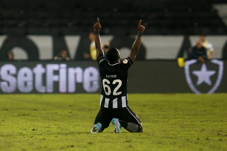 Autor do gol do Botafogo, Kayque exalta “união do grupo” na vitória contra o São Paulo
