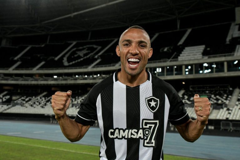 Botafogo anuncia contratação do lateral esquerdo Marçal