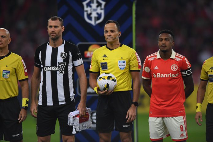 CBF divulga áudio do VAR em pênalti polêmico na partida entre Internacional e Botafogo