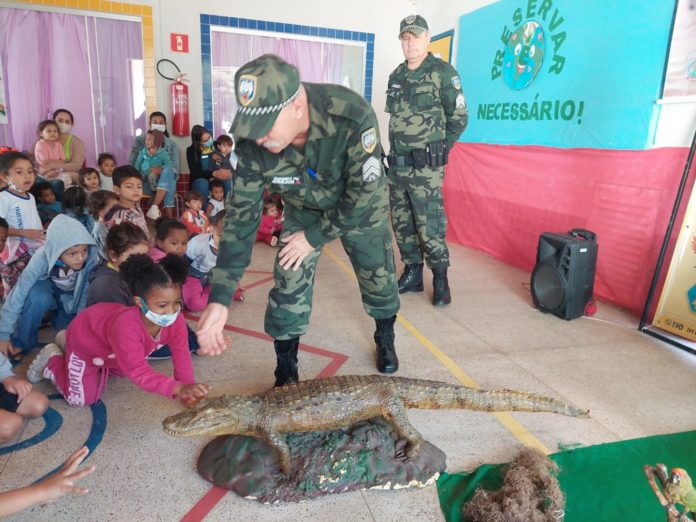 CMEITI Maria Idalina Machado Fiel recebe a Polícia Ambiental e a criançada faz festa