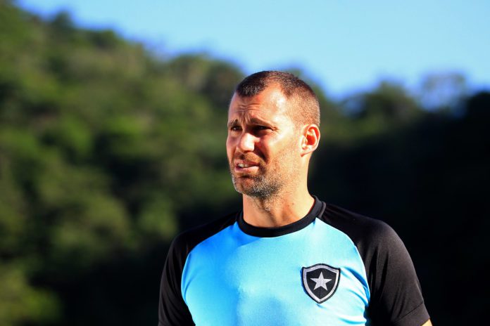Carli prega paciência e destaca mudança no Botafogo