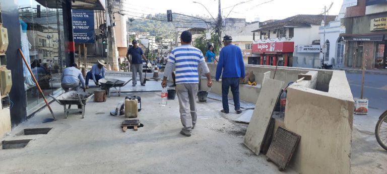 Colocação de revestimento em granito avança na calçada cidadã da avenida Jones dos Santos Neves