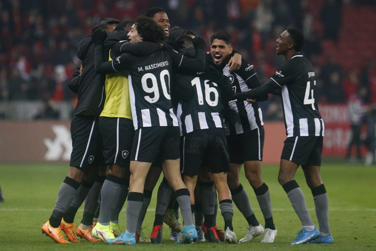 Com polêmica e um jogador a menos, Botafogo conquista virada histórica sobre o Internacional