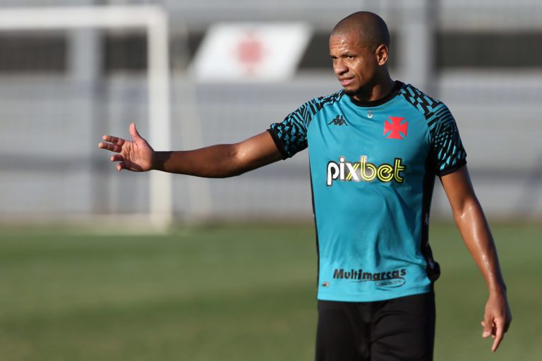 Edimar exalta torcida do Vasco e fala sobre diferença entre São Januário e Maracanã