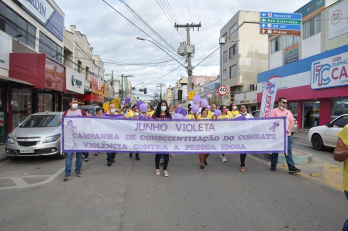Em alusão à Campanha Junho Violeta, Secretaria de Assistência Social realiza passeata com idosos e população veneciana
