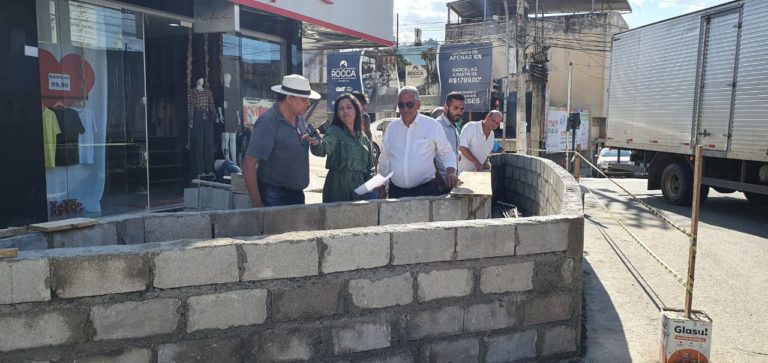 Equipe da Prefeitura vistoria obras no calçadão da avenida Jones dos Santos Neves