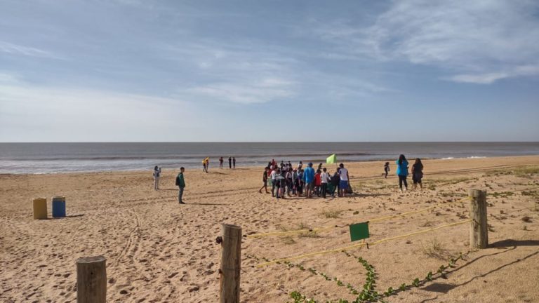 Escola de Pontal do Ipiranga realiza caminhada ecológica com recolhimento de lixo na praia   		