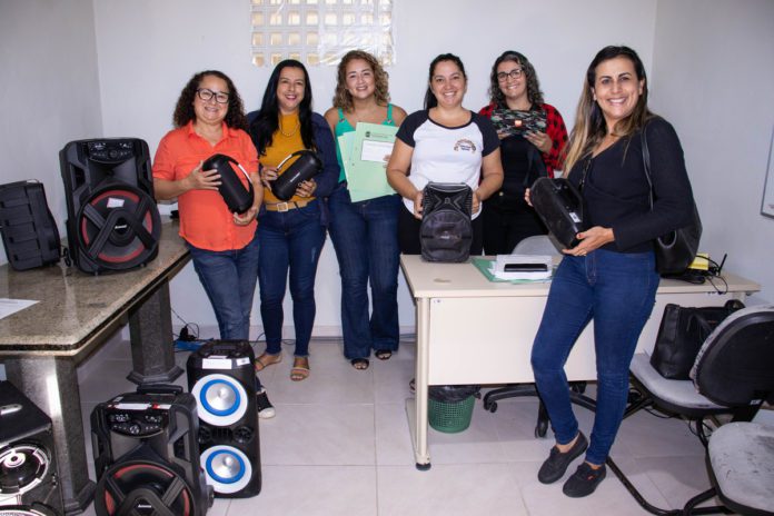 Escolas recebem doações de equipamentos provenientes de apreensão contra poluição sonora