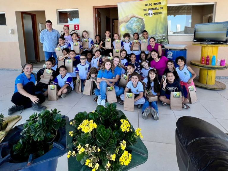 Estudantes de escola em tempo integral no bairro Palmital visitam empresa de reciclagem de lixo   		