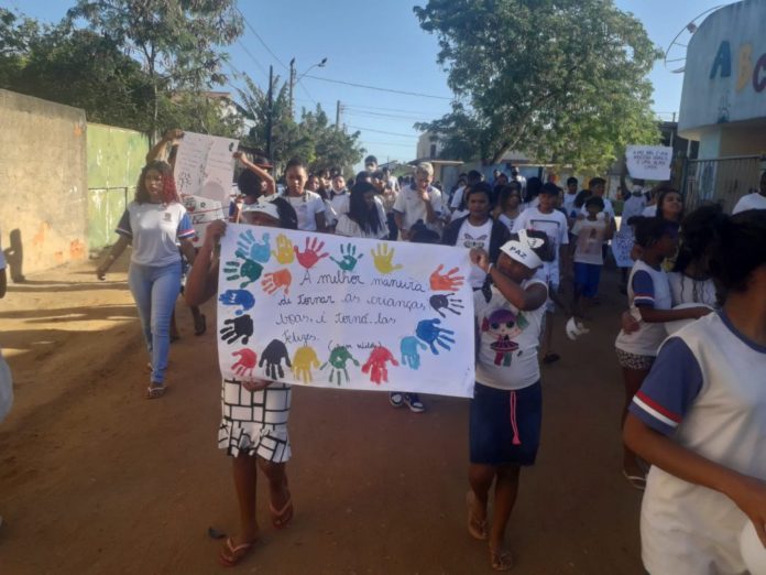 Estudantes vão às ruas em caminhada pela paz em Povoação   		