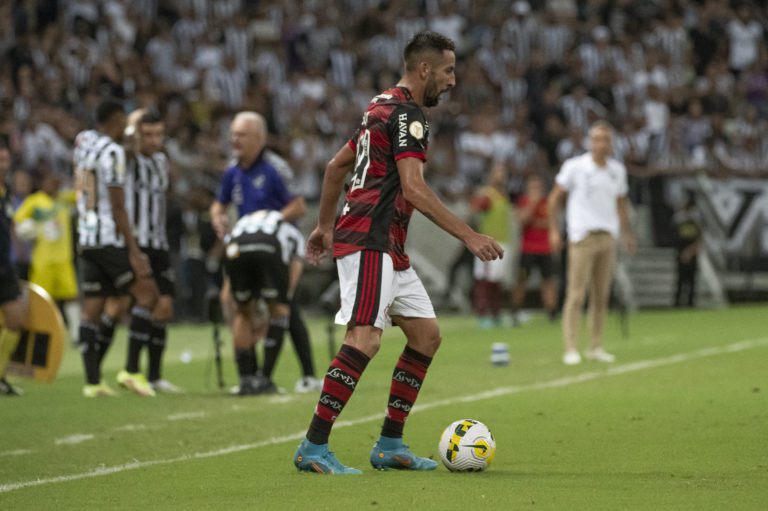 A caminho da U. Católica, lateral Isla se despede de elenco do Flamengo