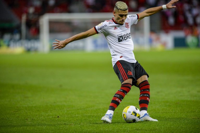 Andreas Pereira prega união com a torcida por reação do Flamengo