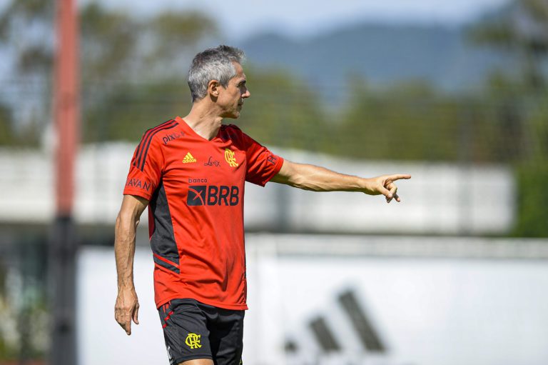 Com saída iminente, técnico Paulo Sousa comanda treinamento do Flamengo