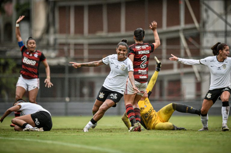 Corinthians vence Flamengo no Brasileiro Feminino e cola no líder Palmeiras