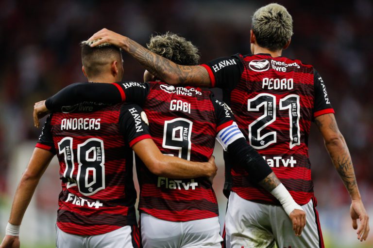 Gabigol perde pênalti, mas Flamengo bate o América-MG e dorme perto do G6
