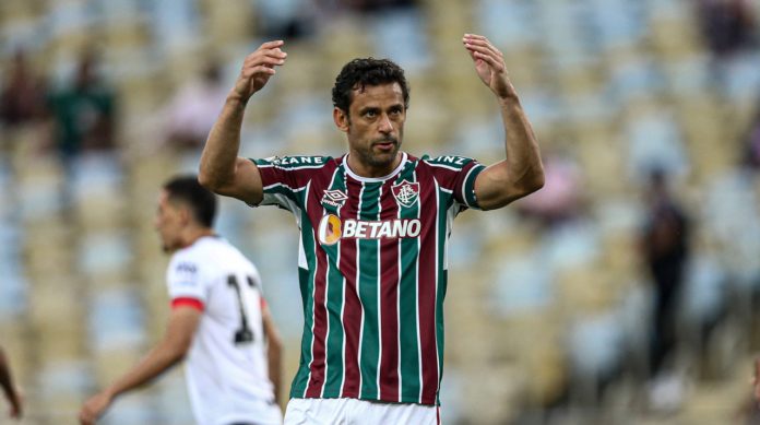 Fred volta aos treinos no Fluminense após problema na vista