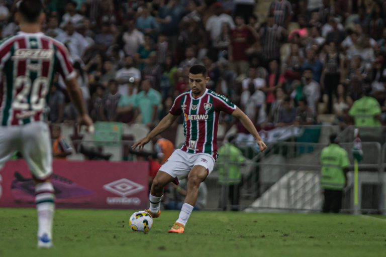 Presidente do Fluminense descarta possibilidade de negociar o volante André