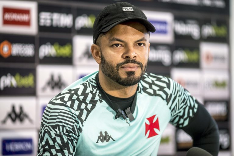 Goleiro Thiago Rodrigues fala sobre “rituais” com luvas no Vasco