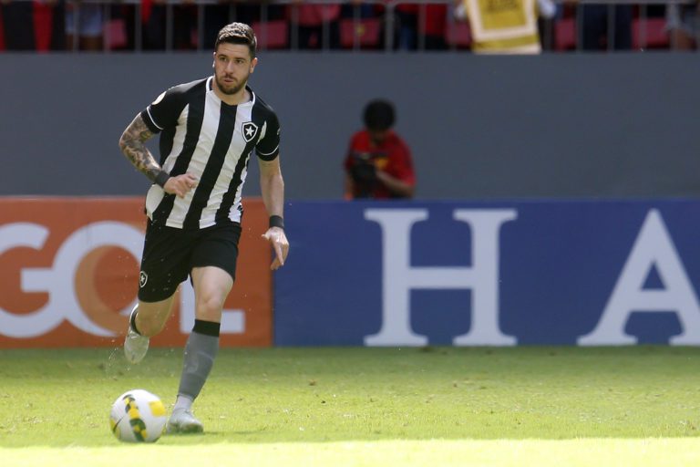 Gustavo Sauer passa por cirurgia no tornozelo e desfalca o Botafogo