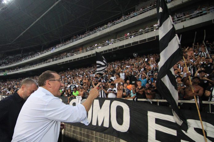 John Textor vai assistir ao clássico Botafogo x Fluminense