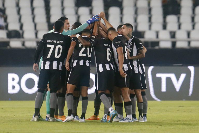 Kanu lamenta derrota do Botafogo e responsabiliza jogadores: ”Demos espaço”