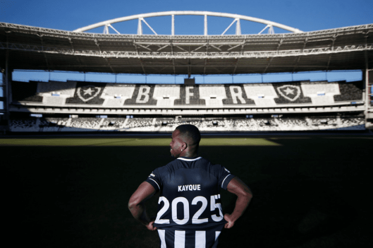 Kayque celebra renovação de contrato com Botafogo: “Me sinto honrado”