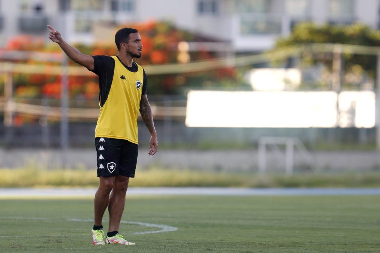 Lateral Rafael posta vídeo trabalhando com bola no Botafogo