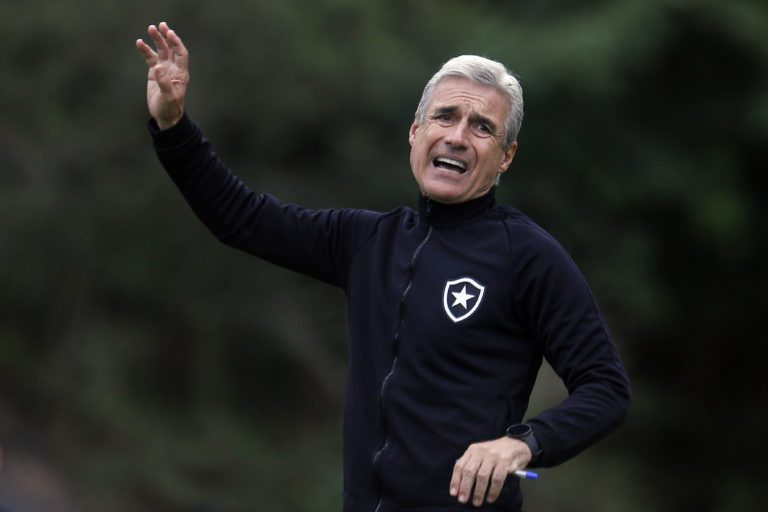 Luís Castro considera normal insatisfação da torcida botafoguense