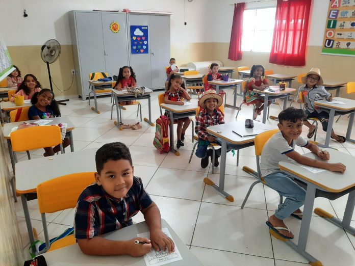 MAIS UMA: PREFEITURA DE PINHEIROS CONCLUI RESTRUTURAÇÃO DE ESCOLA DA REDE MUNICIPAL DE ENSINO