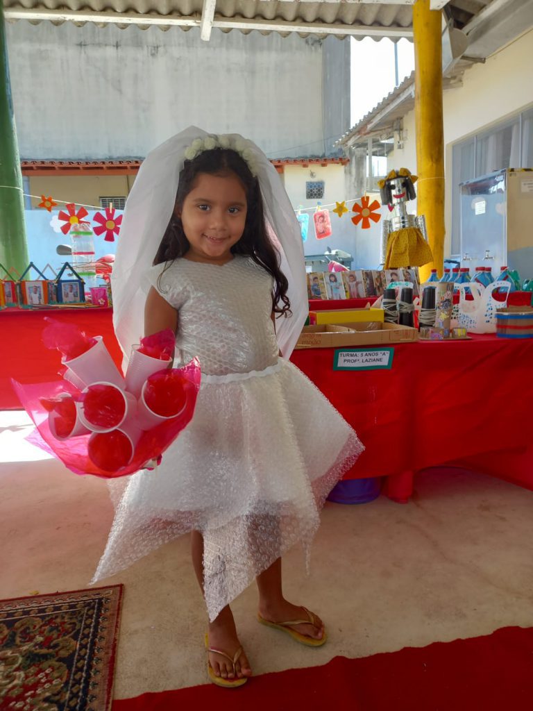 Materiais recicláveis viram fantasia em escola do bairro Santa Cruz   		