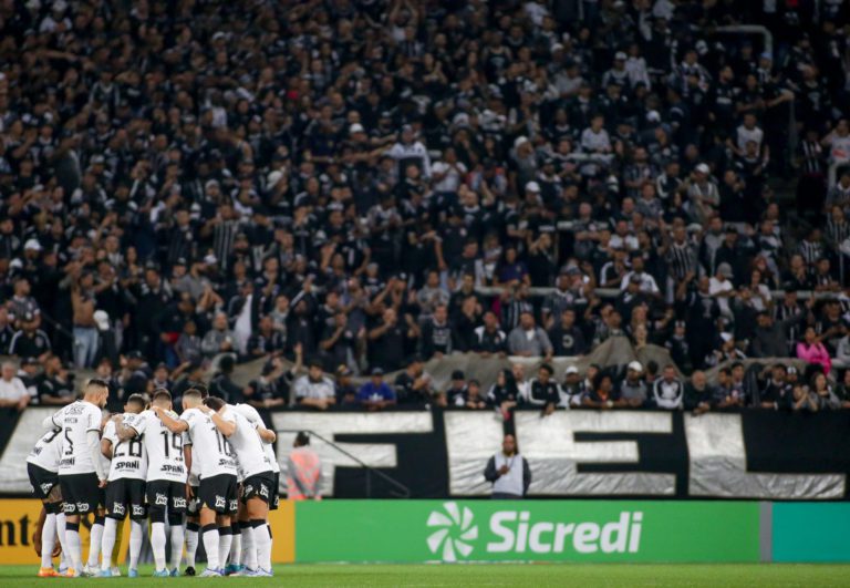 Nova pesquisa de torcidas mostra Flamengo no topo seguido por Corinthians, São Paulo e Palmeiras