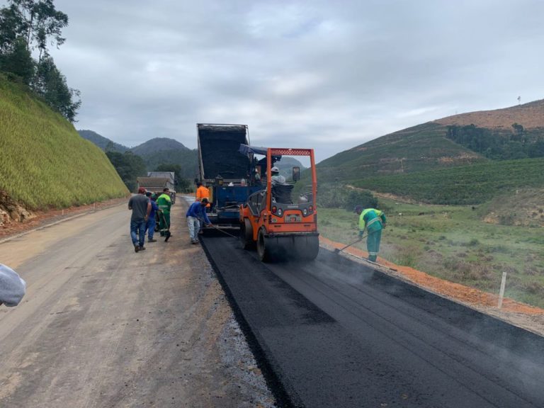 Obras da pavimentação asfáltica que liga o distrito de São Rafael à Marilândia segue em ritmo acelerado   		