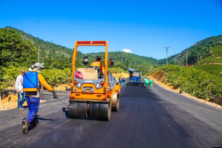 Obras de pavimentação são executadas em estrada entre São Rafael e Marilândia