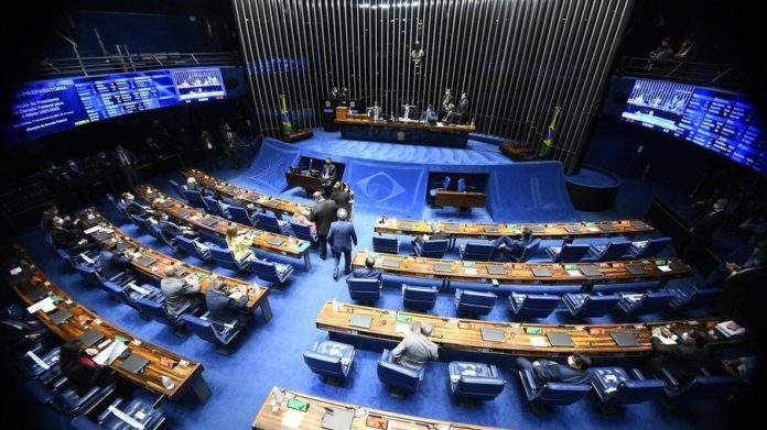 PEC de 'bondades': senadores criticam emergência, mas votarão a favor
