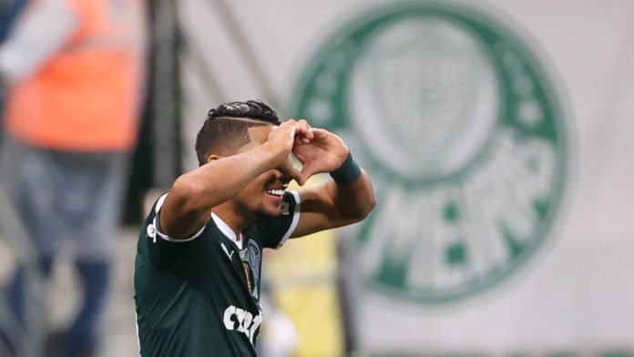 Palmeiras atropela o Botafogo, ultrapassa o Corinthians e assume a ponta do Brasileirão