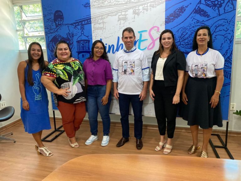 Prefeito Bruno Marianelli ganha camisa confeccionada por vencedora do concurso de desenho sobre trabalho infantil