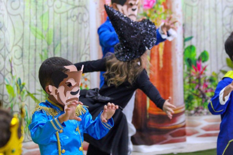 Projeto institucional “Contos e encantos” se encerra com apresentações teatrais em escola do bairro Colina   		