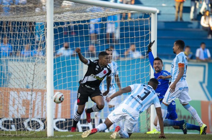 Raniel encerra jejum e destaca vitória do Vasco contra Londrina