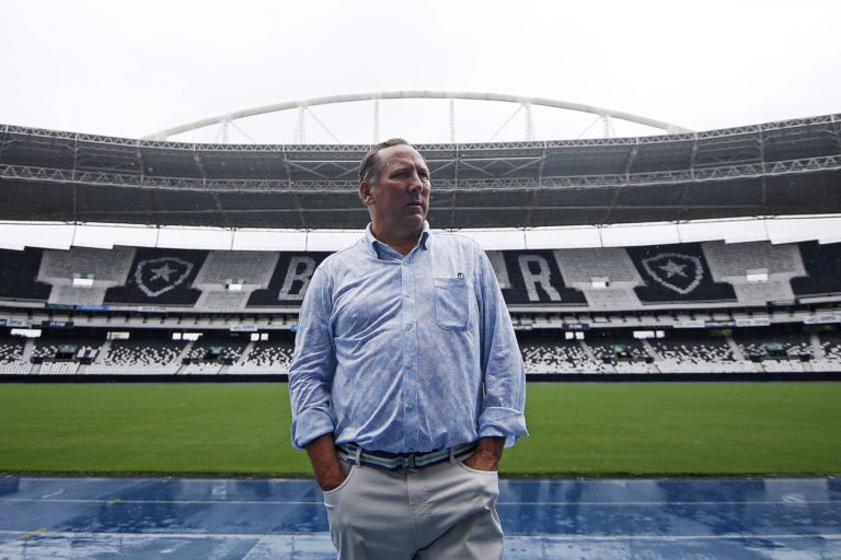Textor admite que invasão ao CT do Botafogo mudou dinâmica nas negociações