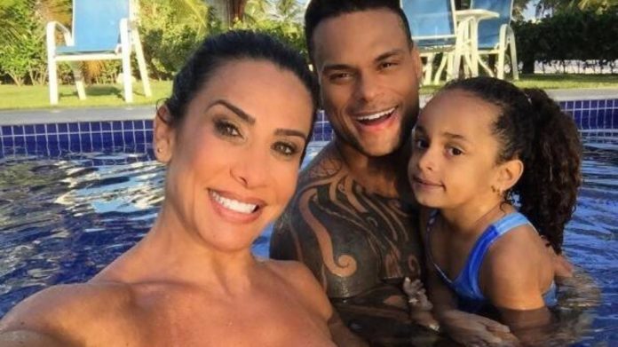 Tony Salles e Scheila Carvalho já são pais da pequena Giullia Santos, de 11 anos.