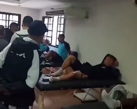Torcida organizada invade CT do Botafogo e cobra jogadores após maus resultados