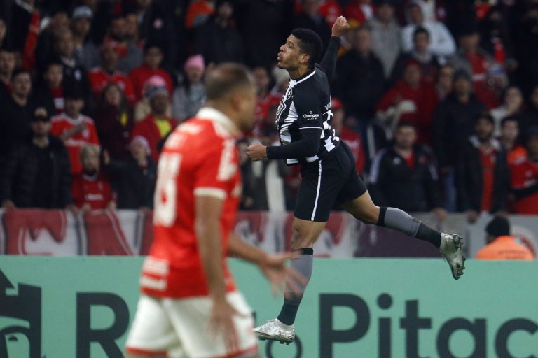 Vinícius Lopes celebra primeiro gol pelo Botafogo: “Já estava me incomodando”