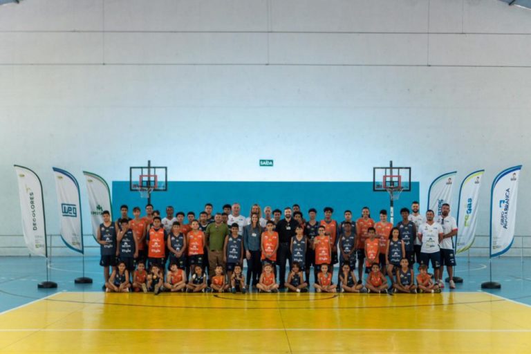 Alunos de basquete do Instituto Anderson Varejão ganham novos uniformes em Linhares