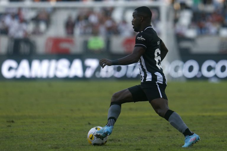 Após lesão, Kayque agradece apoio da torcida do Botafogo