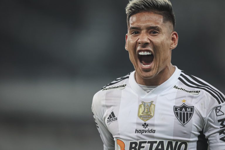 Atlético-MG vence Botafogo e seca Palmeiras para manter liderança do Brasileirão