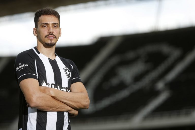 Botafogo anuncia contratação do meia Carlos Eduardo até o fim de 2024