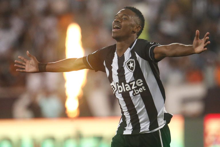 Botafogo bate o Athletico-PR e acaba com sequência negativa no Brasileirão