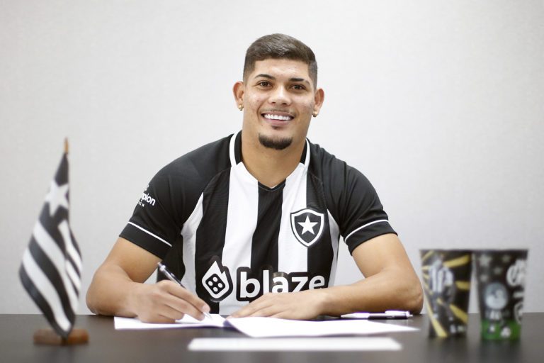 Botafogo confirma renovação com o atacante Erison até 2025